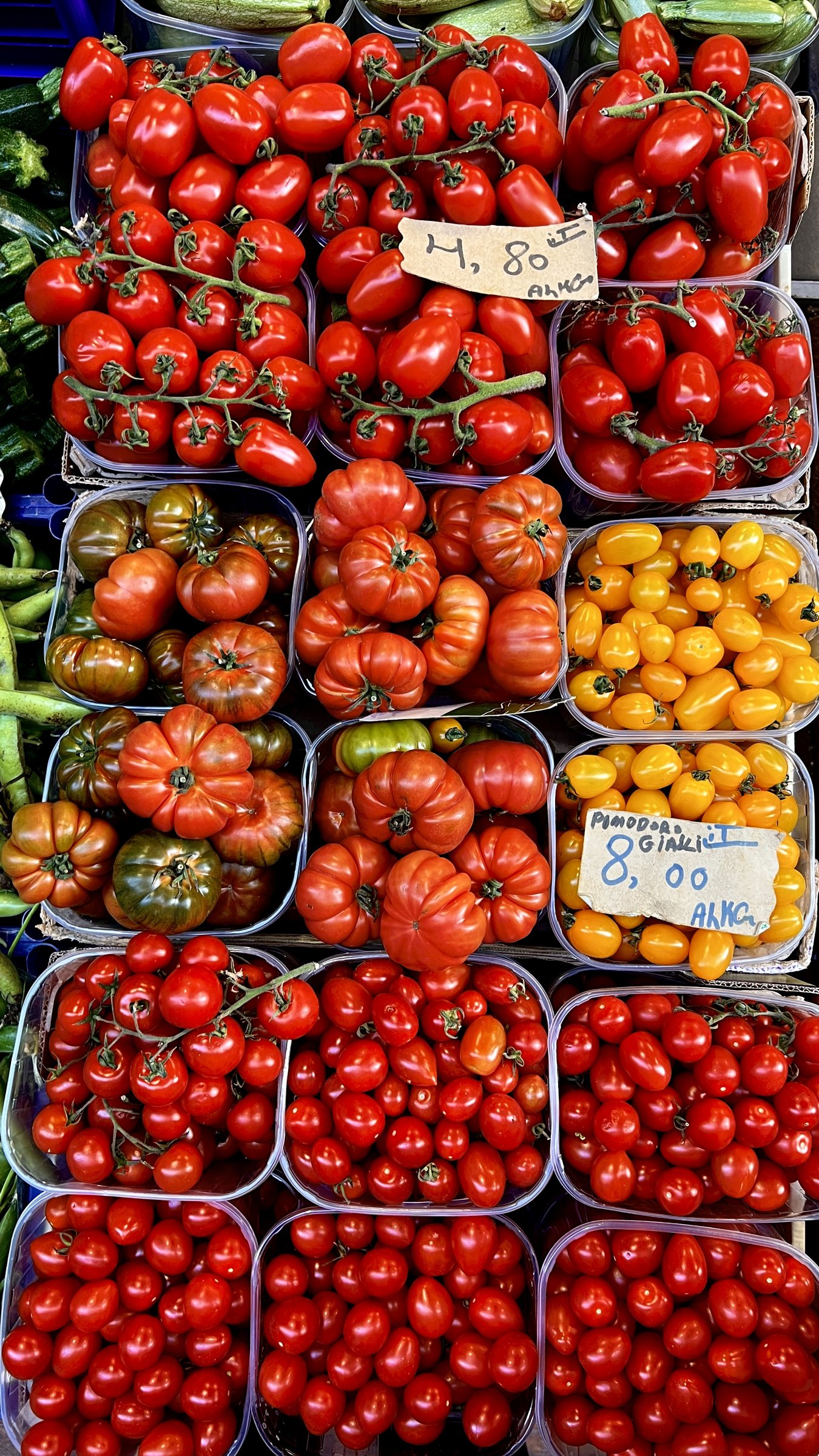 Market stall — heirloom tomatoes in mixed varieties, colour